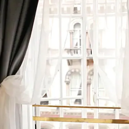 The Sweeney Hotel 3*